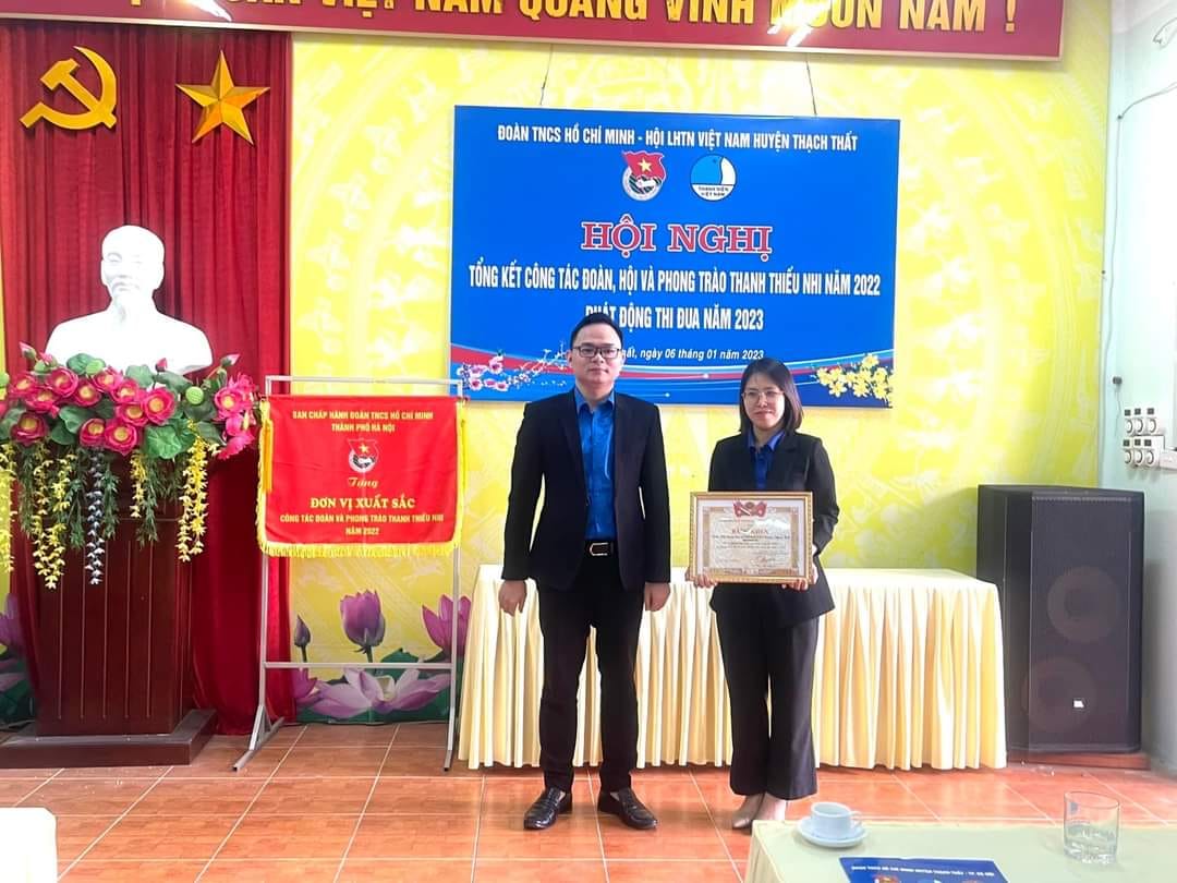 ĐOÀN THANH NIÊN TRUNG TÂM NHẬN BẰNG KHEN TRUNG ƯƠNG ĐOÀN VÀ NHẬN CỜ ĐƠN VỊ XUẤT SẮC DẪN ĐẦU CÔNG TÁC THI ĐUA